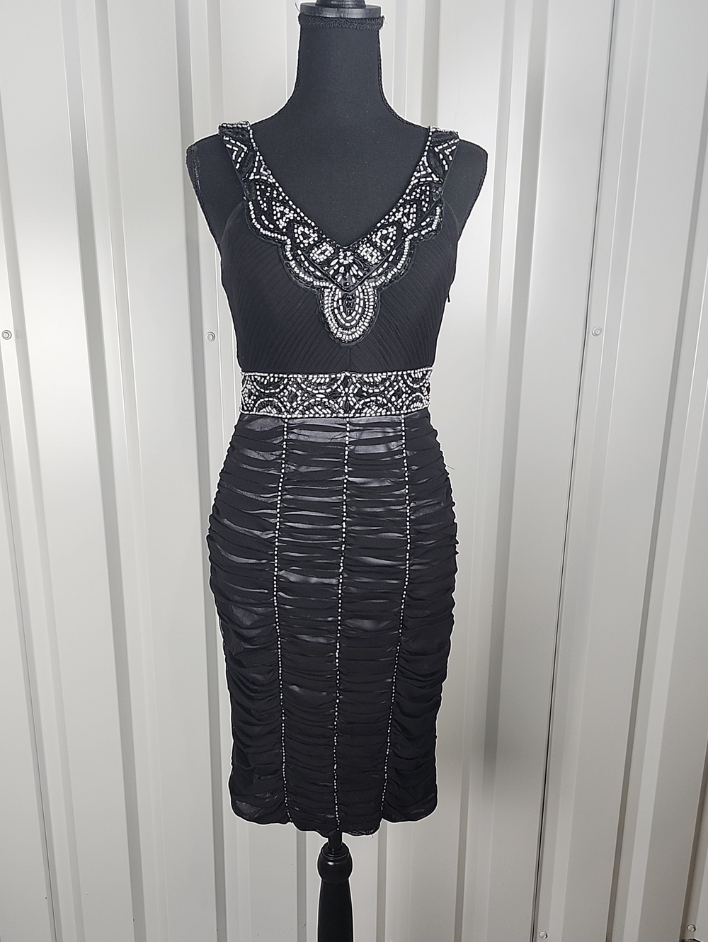 Sue Wong Black Beaded Ruched Mini Dress V-Neck Size 6 Cocktail Sleeveless LBD